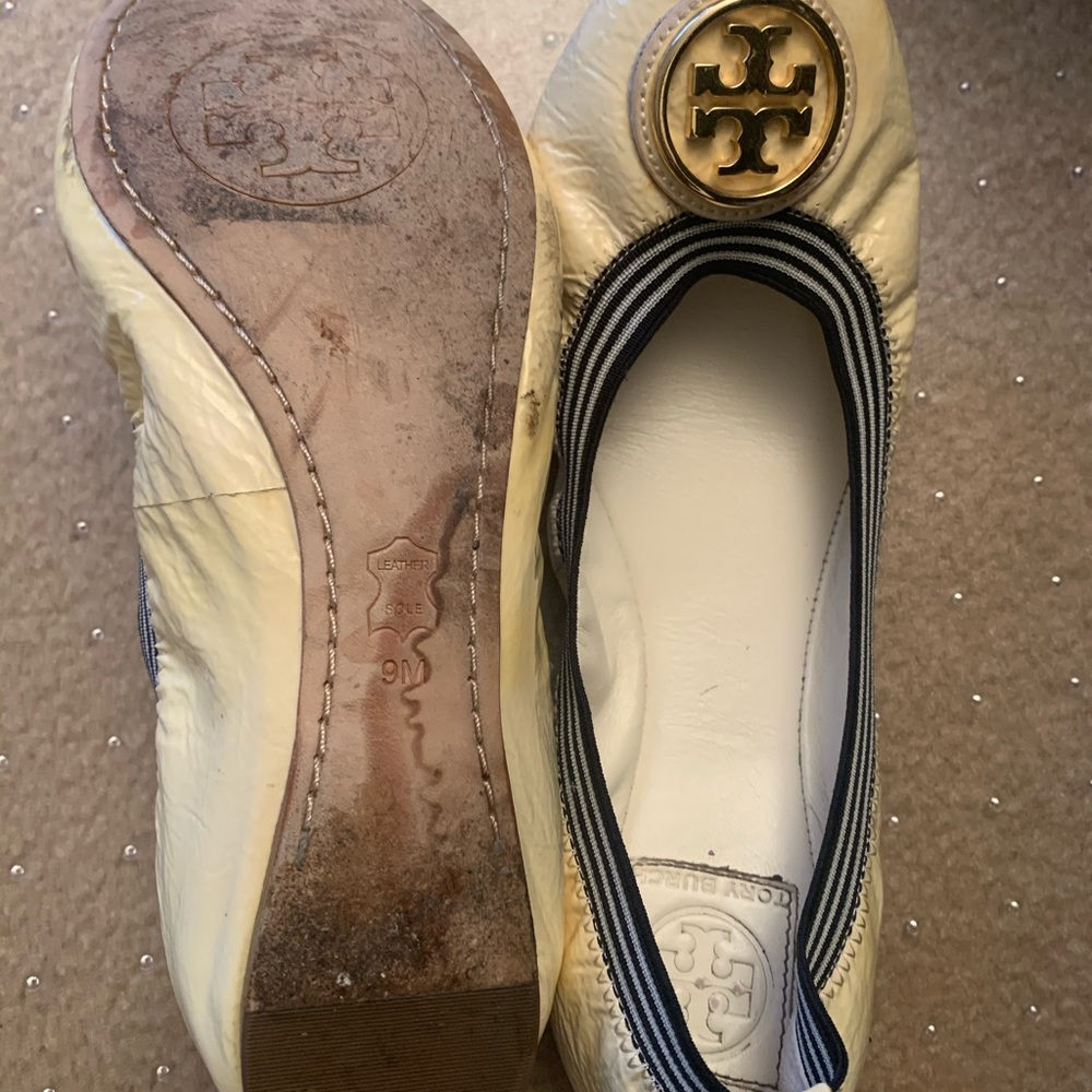 A flat Tory bruch shores